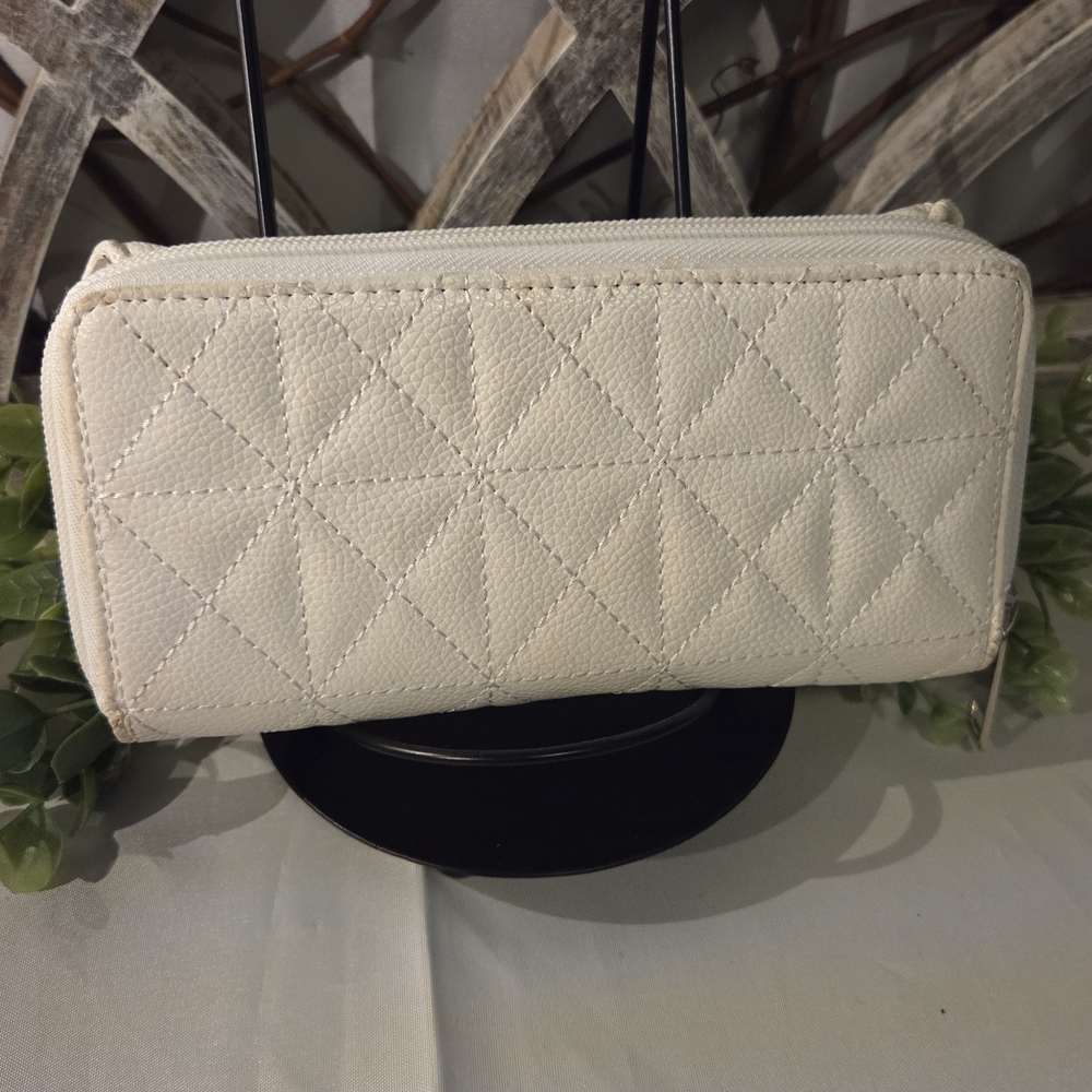 Gold Coast Quilted White Organizer Wallet Checkbook Style